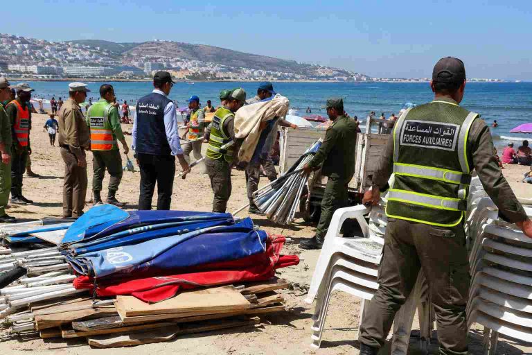 حملة واسعة لتحرير الملك العمومي بشواطئ طنجة السلطات تحجز عشرات التجهيزات المخالفة Tanja.tv