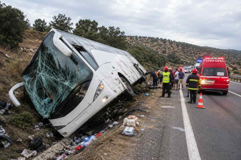 انقلاب حافلة تقل أفراداً من الجالية بين طنجة ومكناس يخلف 25 مصاباً ويستنفر السلطات Photo_Tanja.tv